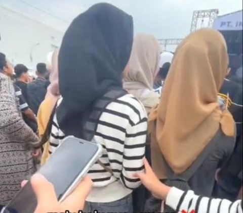 Shyly Attending a Concert with Matching Outfits, Concertgoers Invite Their 'Twin' to Take a Selfie Together