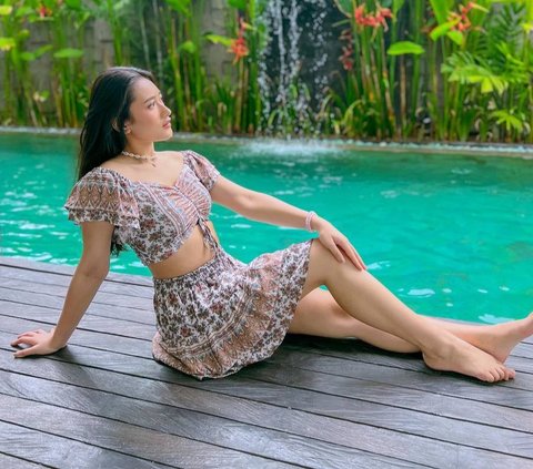 Potret Amanda Caesa Pamer Body Goals saat Liburan di Bali, Pose di Pinggir Jalan Curi Perhatian