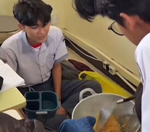 When the Future is Serious Learning, This Student Cooks Fried Rice During Class Hours in the Classroom, Netizens: Privilege Sitting at the Back