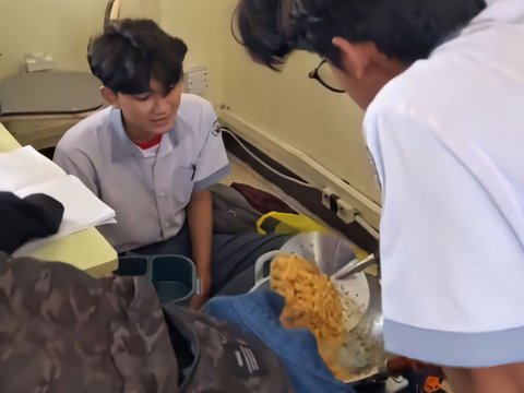 When the Future is Serious Learning, This Student Cooks Fried Rice During Class Hours in the Classroom, Netizens: Privilege Sitting at the Back