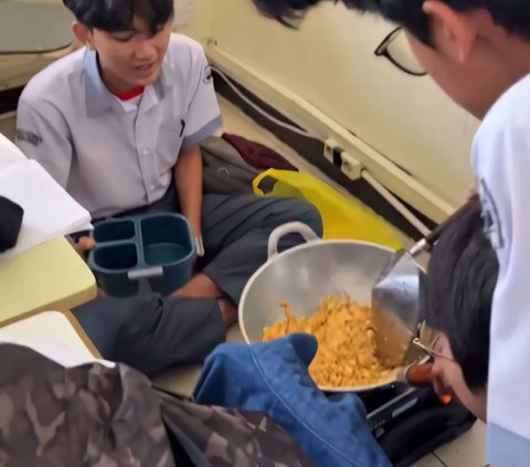 When the Future is Serious Learning, This Student Cooks Fried Rice During Class Hours in the Classroom, Netizens: Privilege Sitting at the Back