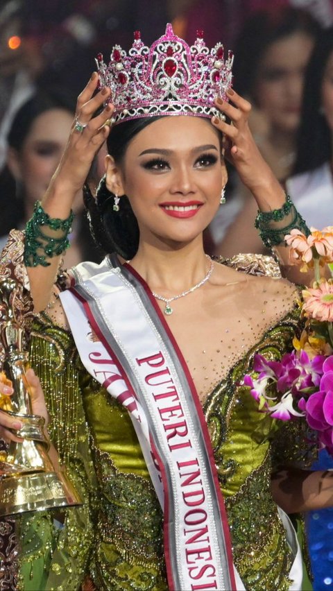 Senyum manis Harashta Haifa Zahra saat menerima mahkota Borobudur merah ketika dinobatkan sebagai Puteri Indonesia 2024. Bay Ismoyo/AFP