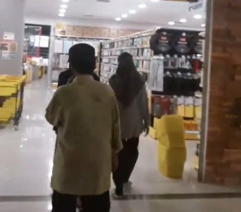 Touching Heart, Student Invites Dormitory Caretaker to Go Shopping Before Going Home Village