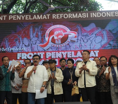Sekelompok aktivis, purnawirawan TNI, budayawan, kelompok muda, hingga kader partai politik mengucap ikrar bersama saat pembentukan Front Penyelamat Demokrasi dan Reformasi (F-PDR) di Jakarta, Sabtu (9/3/2024).