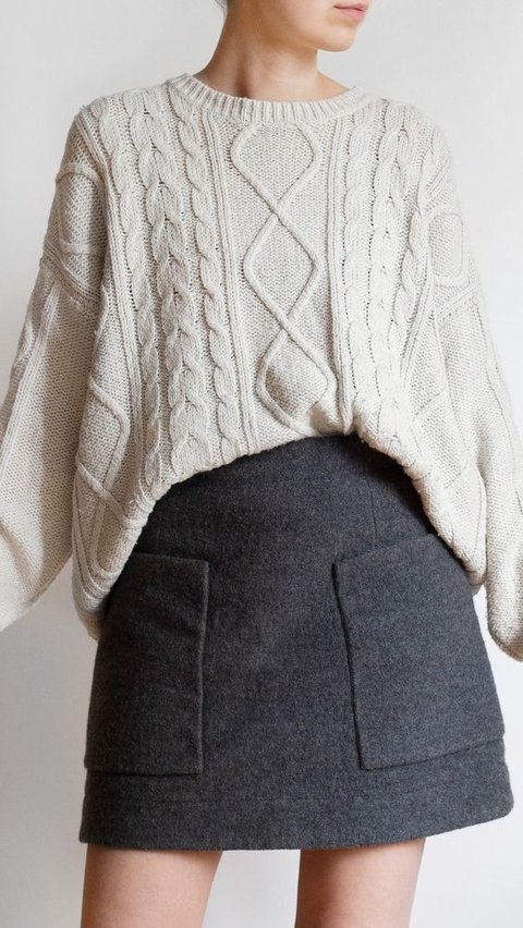 <b>Sweater Dipadukan dengan Rok Mini</b>