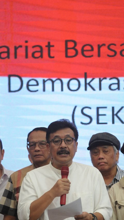 Relawan 03 Ganjar Mahfud Rudi Kamri berbicara saat deklarasi pembentukan Front Penyelamat Demokrasi dan Reformasi (F-PDR) di Jakarta, Sabtu (9/3/2024).