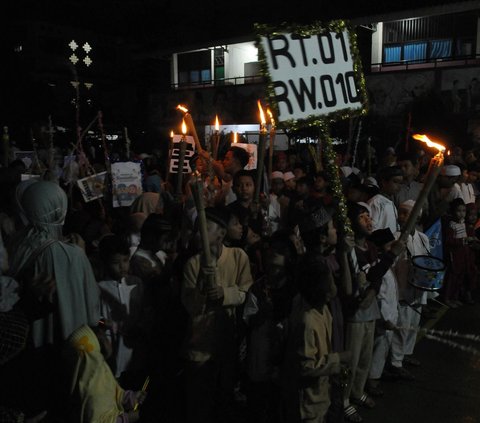 FOTO: Antusiasme Warga Gelar Pawai Obor Menyambut Ramadan 1445 Hijriah