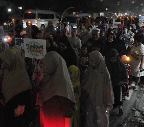 FOTO: Antusiasme Warga Gelar Pawai Obor Menyambut Ramadan 1445 Hijriah