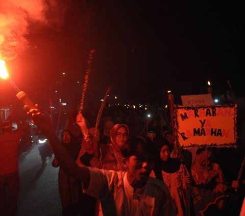 FOTO: Antusiasme Warga Gelar Pawai Obor Menyambut Ramadan 1445 Hijriah