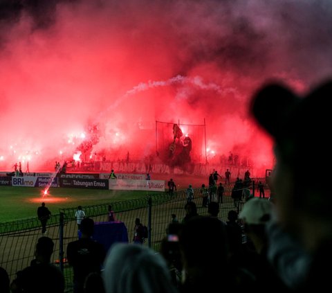 Kerusuhan pecah pada pertandingan leg kedua final Pegadaian Liga 2 yang mempertemukan Semen Padang vs PSBS Biak di Stadion Haji Agus Salim, Padang, Sumatera Barat, Sabtu (9/3/2024). Bola.com/Bagaskara Lazuardi