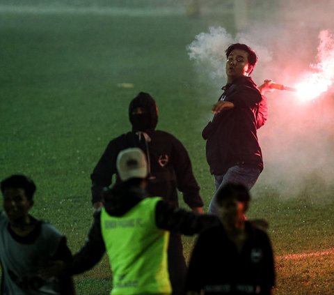 FOTO: Mencekamnya Kerusuhan di Laga Semen Padang vs PSBS Biak: Suporter Lempar Flare, Stadion Dipenuhi Asap