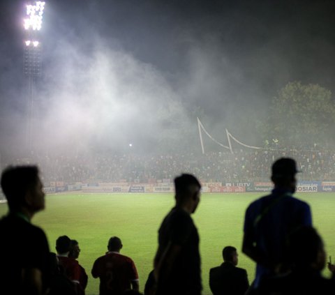 FOTO: Mencekamnya Kerusuhan di Laga Semen Padang vs PSBS Biak: Suporter Lempar Flare, Stadion Dipenuhi Asap