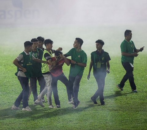 FOTO: Mencekamnya Kerusuhan di Laga Semen Padang vs PSBS Biak: Suporter Lempar Flare, Stadion Dipenuhi Asap