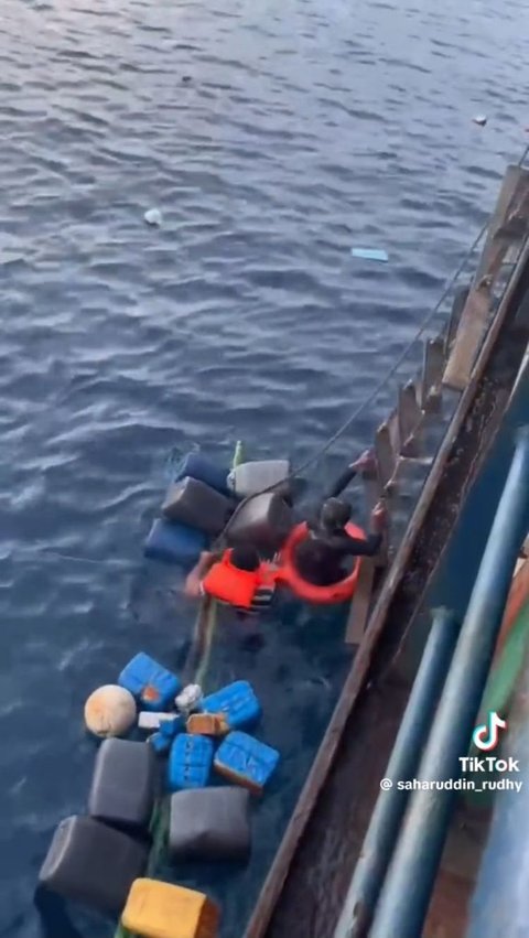 Momen Kru Kapal Selamatkan 6 Orang Nelayan yang Terombang-Ambing di Lautan Ini Viral, Bikin Haru<br>