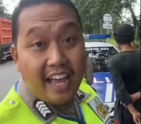 ⁠Sopir Pick Up Didatangi Polantas karena Parkir Sembarangan, Penghasilannya Sehari 'Ngeden'