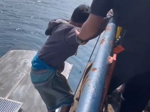 Momen Kru Kapal Selamatkan 6 Orang Nelayan yang Terombang-Ambing di Lautan Ini Viral, Bikin Haru
