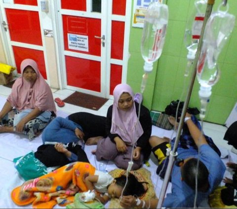50 Warga Jember Diduga Keracunan Makanan Takjil, Ada yang Dirawat Beralaskan Tikar