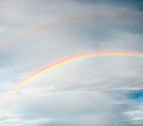 Mengapa Pelangi Memiliki 7 Warna? Ini Penjelasan Lengkap Isaac Newton