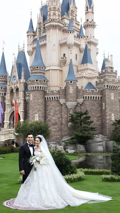 Portrait of Sandra Dewi and Harvey Moeis's Wedding That Went Viral Again, Concept Inspired by Princesses at Disneyland Japan