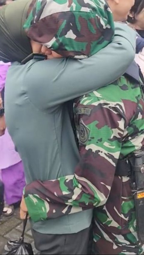 Ibu Letkol TNI, 2 Putrinya Calon Perwira TNI Polri<br>