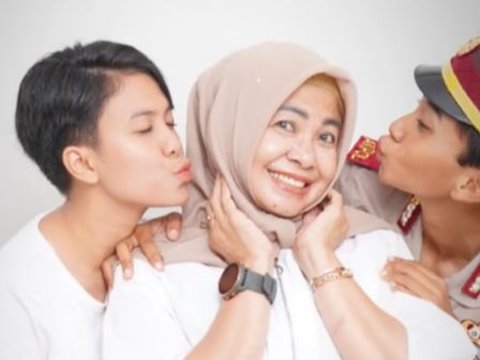 ⁠Ibunya Letkol TNI AD 2 Putrinya Calon Perwira TNI & Polri, Kedekatan Sang Anak dengan 'Cinta Pertama' Jadi Perhatian