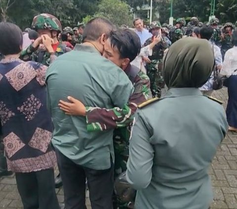 ⁠Ibunya Letkol TNI AD 2 Putrinya Calon Perwira TNI & Polri, Kedekatan Sang Anak dengan 'Cinta Pertama' Jadi Perhatian