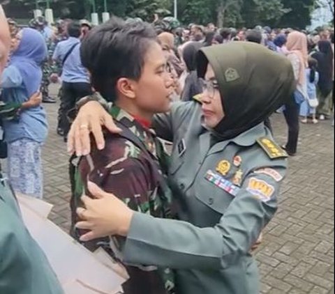 ⁠Ibunya Letkol TNI AD 2 Putrinya Calon Perwira TNI & Polri, Kedekatan Sang Anak dengan 'Cinta Pertama' Jadi Perhatian