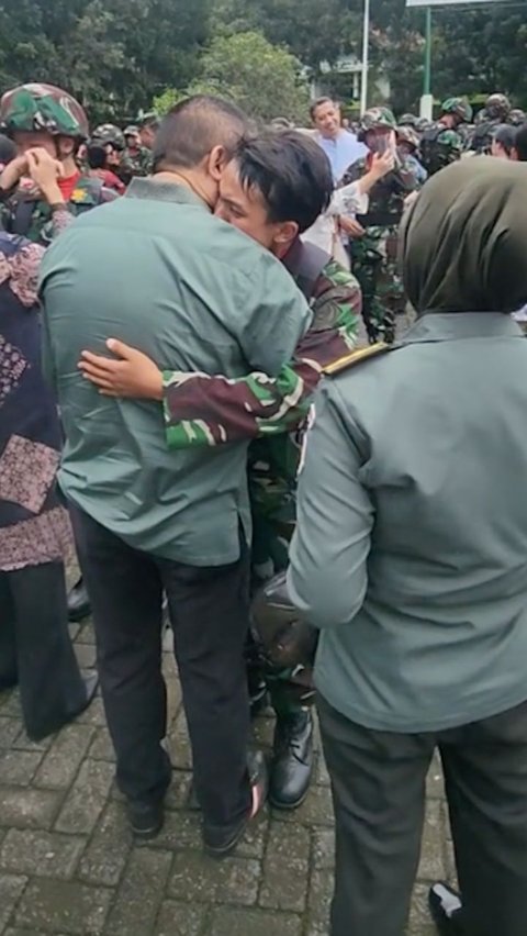 ⁠Ibunya Letkol TNI AD 2 Putrinya Calon Perwira TNI & Polri, Kedekatan Sang Anak dengan 'Cinta Pertama' Jadi Perhatian<br>