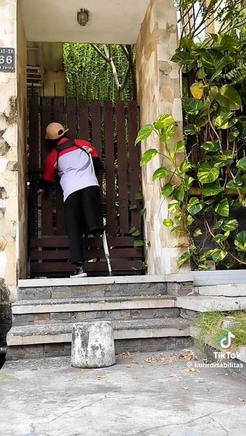 Aksi Kurir Difabel Tetap Semangat Antarkan Paket ke Rumah-Rumah Ini Viral, Bikin Salut<br>