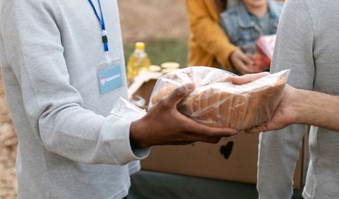 Orang-Orang yang Berhak Menerima Zakat