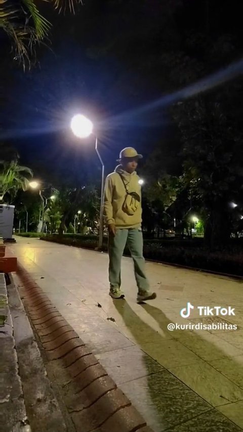 Aksi Kurir Difabel Tetap Semangat Antarkan Paket ke Rumah-Rumah Ini Viral, Bikin Salut