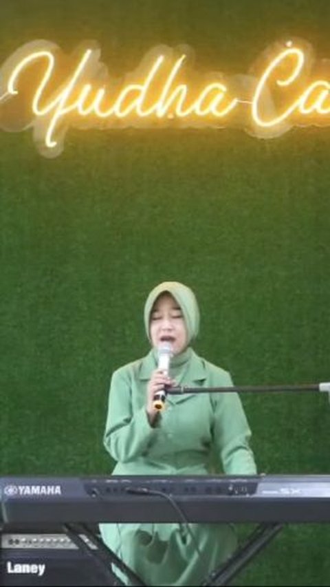 Berseragam Persit, Intip Aksi Lincah Istri TNI Main Organ Piano Bikin Salut<br>