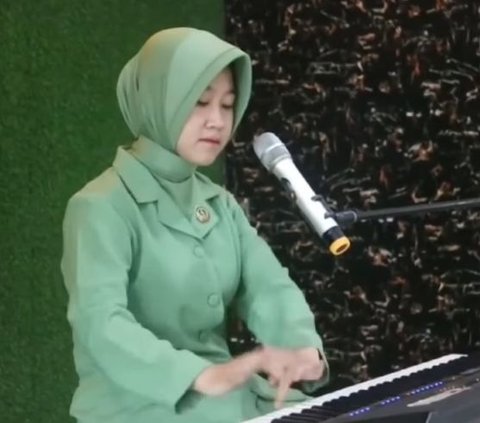 Berseragam Persit, Intip Aksi Lincah Istri TNI Main Organ Piano Bikin Salut