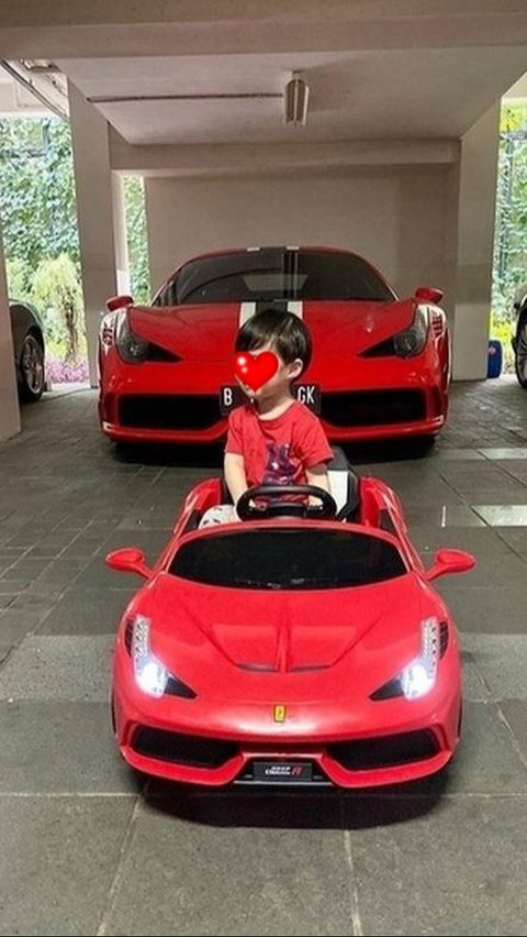 Koleksi Ferrari Harvey cukup banyak, dan ia juga membeli versi mininya untuk sang anak, Rafa.