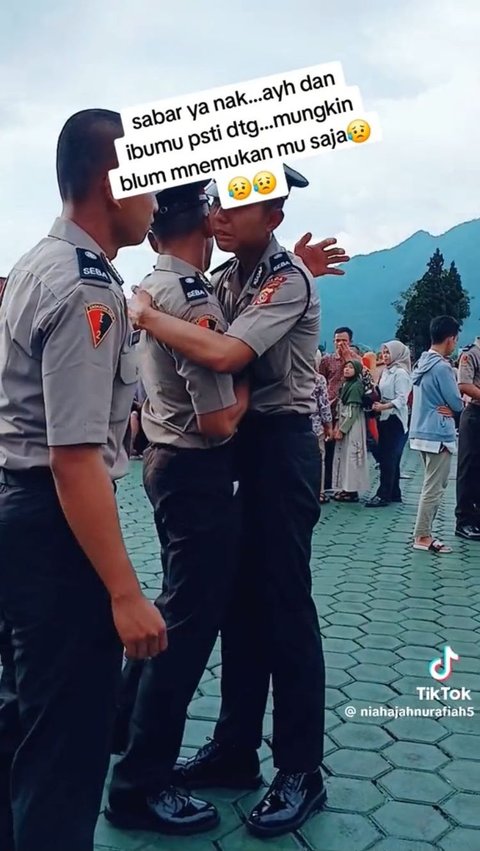 Tak lama, beberapa temannya menghampiri dan memeluknya agar tetap kuat meski keluarganya tak hadir.