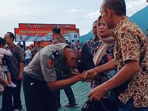 Ortu Tak Hadir saat Momen Kunjungan Pendidikan Polri, Aksi Pria Peluk Siswa Ini Viral Banjir Pujian