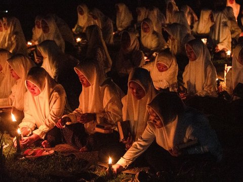 FOTO: Memburu Lailatul Qadar di Malam 10 Hari Terakhir Ramadan