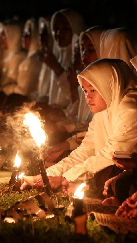 Selain membaca Alquran, umat Muslim juga dapat melakukan ibadah sunah lainnya seperti salat tahajud dan juga berzikir. Foto: DEVI RAHMAN / AFP