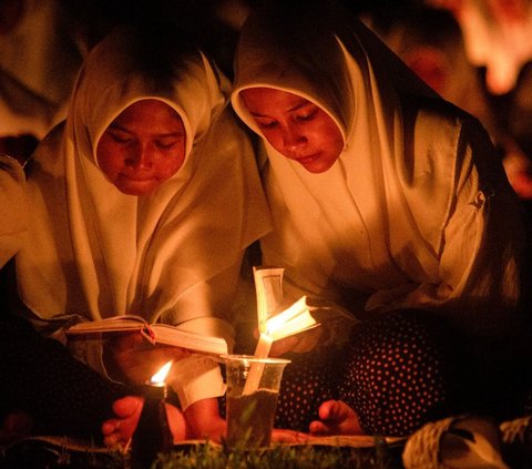 Suasana tersebut dapat dilihat dari para santri yang  membacakan Kitab Suci Alquran di Pondok Pesantren Nurul Hidayah pada 20 hari malam terakhir Ramadan di Boyolali, Jawa Tengah, 31 Maret 2024. Foto: DEVI RAHMAN / AFP