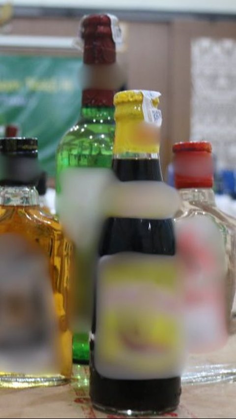 Sebuah Rumah di Lampung Digerebek, Ternyata Pabrik Miras Ilegal Simpan 19 Ribu Botol