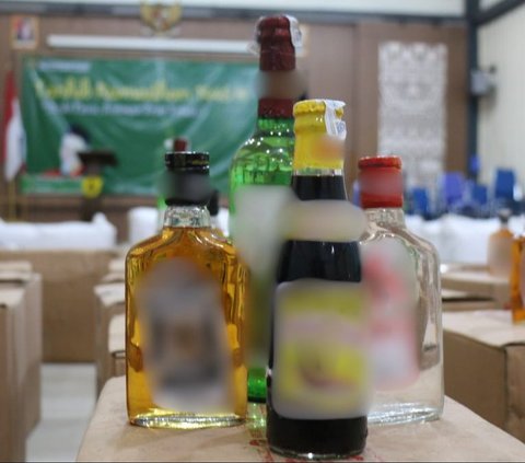 Sebuah Rumah di Lampung Digerebek, Ternyata Pabrik Miras Ilegal Simpan 19 Ribu Botol