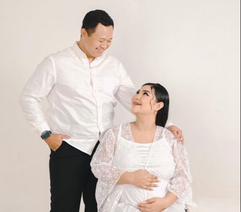 10 Portraits of Rosa Meldianti Giving Birth to Her First Child, the Baby's Face is Adorable, Accompanied by Aunt Dewi Perssik