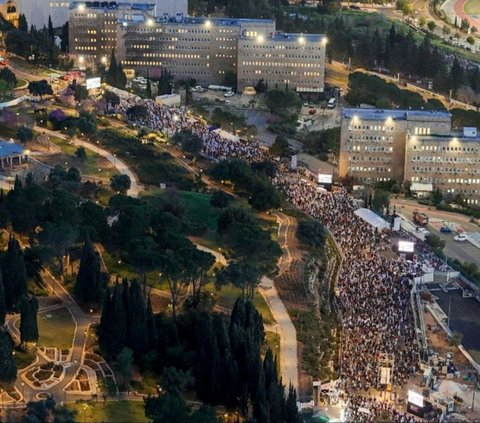 Puluhan ribu demonstran di Israel menggelar aksi unjuk rasa besar-besaran selama akhir pekan untuk menuntut Perdana Menteri Benjamin Netanyahu mundur dari jabatannya. Foto: REUTERS / Ilan Rosenberg<br>