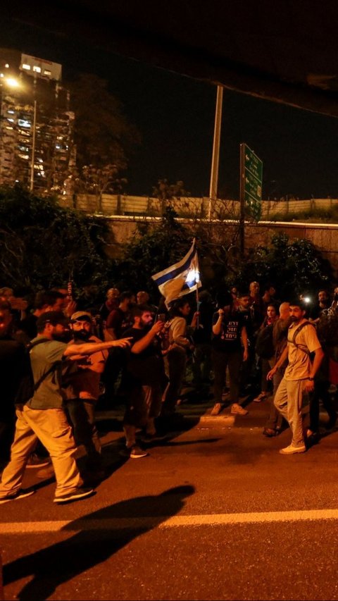 Banyak demonstran menyalahkan Netanyahu atas kegagalan melindungi negara dari serangan Hamas. Foto: REUTERS / Ronen Zvulun<br>