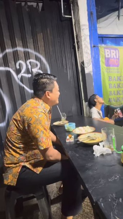 Jenderal Polisi Keliling Demi Santap Mie Bangladesh, Akhirnya Ketemu Enjoy Makan di Kaki Lima<br>