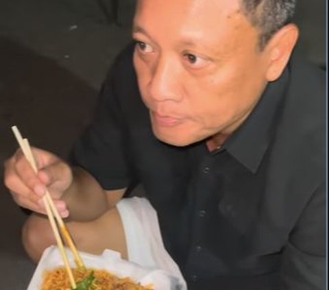 Jenderal Polisi Keliling Demi Santap Mie Bangladesh, Akhirnya Ketemu Enjoy Makan di Kaki Lima