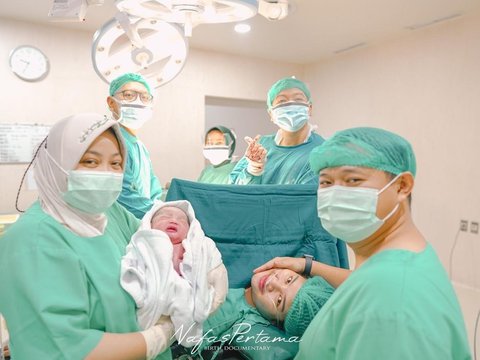 Selamat! Rosa Meldianti Melahirkan Anak Pertama, ini Momen Dewi Perssik saat Datang Menjenguk