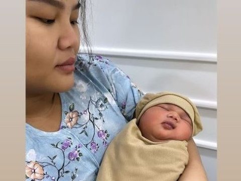 Selamat! Rosa Meldianti Melahirkan Anak Pertama, ini Momen Dewi Perssik saat Datang Menjenguk