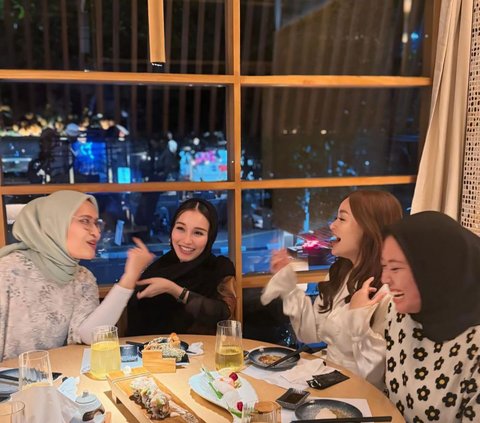 10 Portraits of Ayu Ting Ting's Iftar with Non-Artist Friends