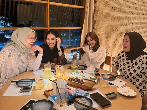10 Portraits of Ayu Ting Ting's Iftar with Non-Artist Friends